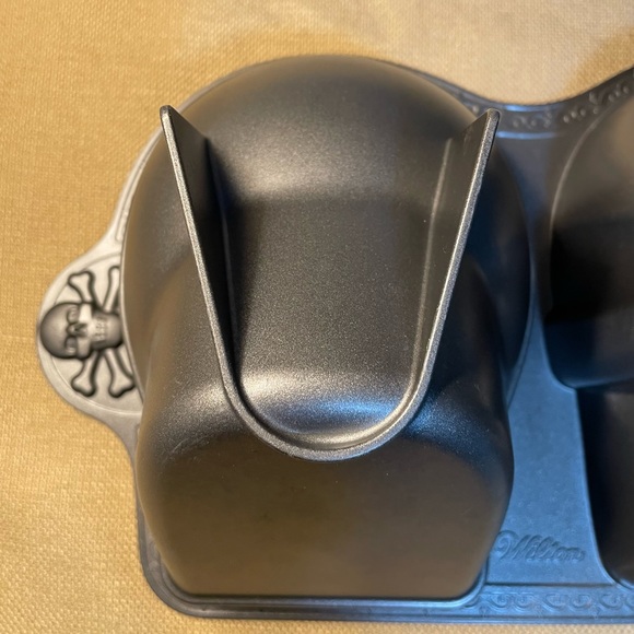 Wilton 10-Cup 3D Skull Cake Pan, Cast Aluminum, Jello Mold Skeleton Head - Picture 7 of 9